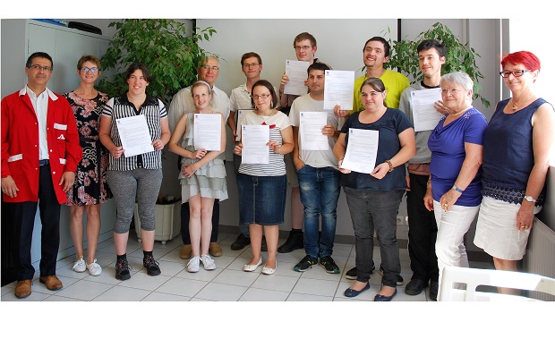 9 opérateurs diplômés après leur formation ! Ils sont entourés de Pascale TOSCANI, Directrice du GRENE ainsi que de Maryse VENDRE, Administratrice-Fondatrice de la Fondation ; Marie-Laure Blandin, Directrice de la Fondation en charge des apprentissages ;