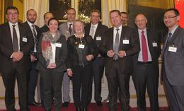 Trophee-rse-senat: 1er rang, de gauche à droite, devant: Jean-Marc Richard, président de la Fondation AMIPI-Bernard VENDRE, Véronique Sarlat-Depotte, Directeur des Achats Renault, Maryse Vendre, Fondatrice, Yannick Bézard, Directeur des Achats PSA, Nicola